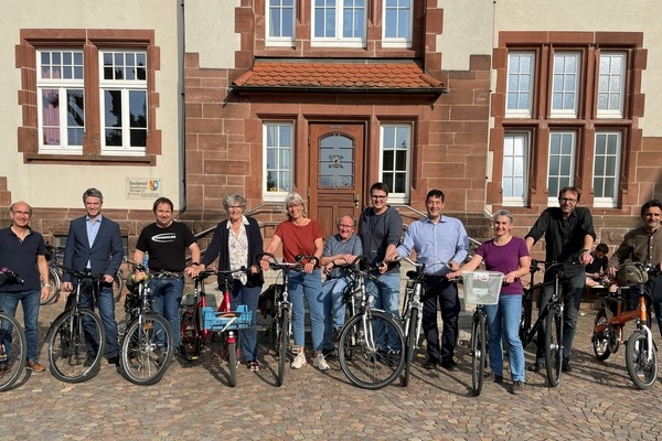 Gemeinderätinnen, Gemeinderäte und Bürgermeister mit dem Fahrrad 