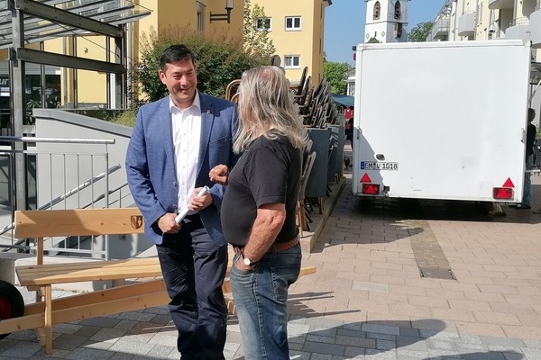 v.l.n.r.: B&uuml;rgermeister Hollemann im Gespr&auml;ch