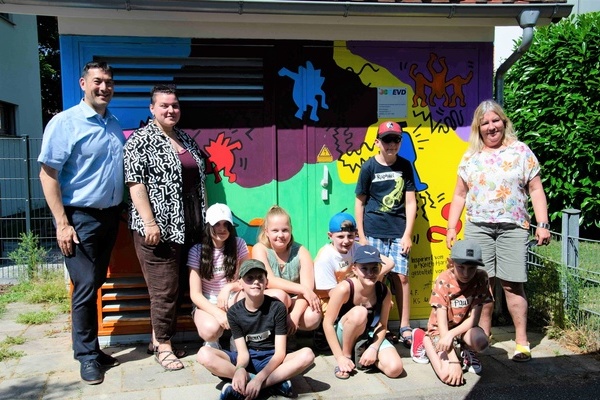 Die Kinder und Jugendlichen pr&auml;sentierten ihr erstes Projekt. V.l. B&uuml;rgermeister Markus Hollemann, Jule Wilding (Jugendpflege Denzlingen) die Kunstschaffenden, Friedhilde Bauer (Jugendpflege Denzlingen)