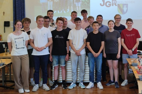 Die (anwesenden) Mitglieder des neuen Jugendgemeinderates mit dem B&uuml;rgermeister und Jugendpfleger (von links, erste Reihe) Lara Eckerle, Jakob Kandziorra, Tim Druba, Daniel Weniger, Jona Helmle, Sonja Beckert, Philipp Kuderer, (von links, zweite Reihe) Ar