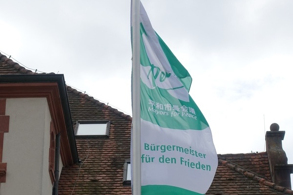 Die Flagge der Mayors for Peace (Bürgermeisterinnen und Bürgermeister für den Frieden) weht ab dem 8. Juli am Denzlinger Rathausplatz Die Flagge der Mayors for Peace (Bürgermeisterinnen und Bürgermeister für den Frieden) weht ab dem 8. Juli am Denzlinger Rathausplatz