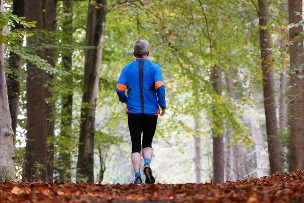 Eie Person l&auml;uft im Wald