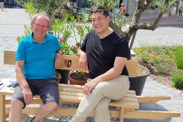 Foto v.l.n.r. Willi Kieninger mit B&uuml;rgermeister Markus Hollemann sitzen auf dem Schw&auml;tzb&auml;nkle