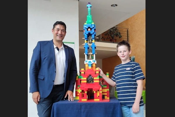 Fynn Gro&szlig;mann (rechts) und B&uuml;rgermeister Markus Hollemann vor Fynns selbst errichtetem Kirchenmodell aus Bausteinen. Foto: Gemeinde Denzlingen.
