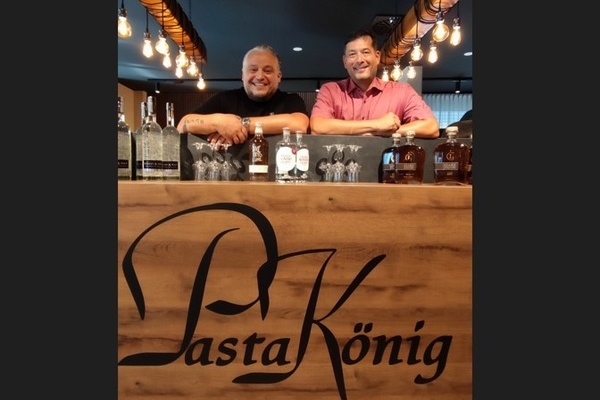 LA VACA STEAKHOUSE by PastaK&ouml;nig nimmt Betrieb auf - Raffaele Solito (links) und B&uuml;rgermeister Markus Hollemann (rechts)