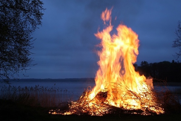 Brennender Reisighaufen bei Nacht Brennender Reisighaufen bei Nacht