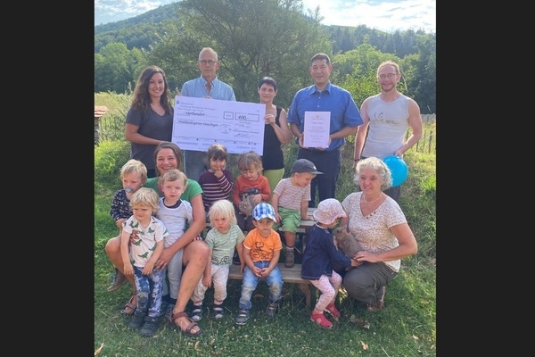 Der Kleintierzuchtverein C28 Denzlingen &uuml;bergibt eine Spende in H&ouml;he von 400 Euro an die U3 Gruppen der Aktion Lebensraum e.V. Foto: Kleintierzuchtverein C28 Denzlingen e.V.
