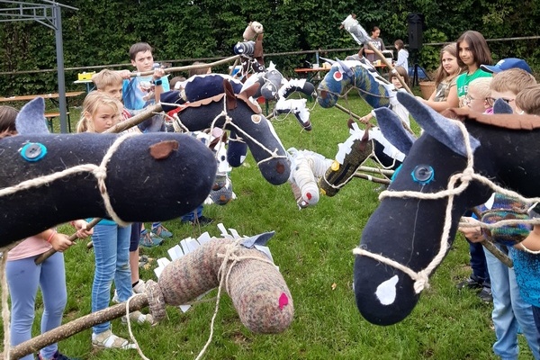 Stolz pr&auml;sentieren die Kinder ihre selbstgebastelten Steckenpferde f&uuml;r die Ritterspiele bei der diesj&auml;hrigen Ferienspielaktion der Jugendpflege Denzlingen