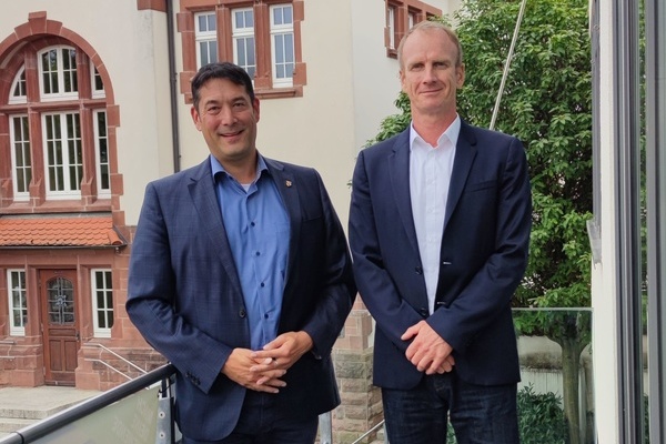 Foto v.l.n.r.: Verbandsvorsitzender Hollemann und Schulleiter Lammers, im Hintergrund das alte Rathaus. Foto v.l.n.r.: Verbandsvorsitzender Hollemann und Schulleiter Lammers, im Hintergrund das alte Rathaus.