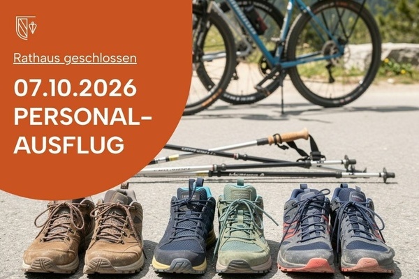 Wanderschuhe, Wanderst&ouml;cke und im HIntergrund Fahrr&auml;der