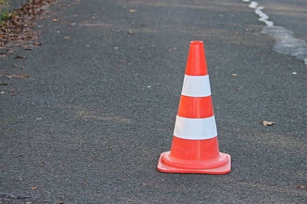 Pylon auf einer Straße Pylon auf einer Straße