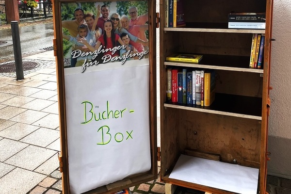 geöffneter Schrank mit einigen Büchern geöffneter Schrank mit einigen Büchern