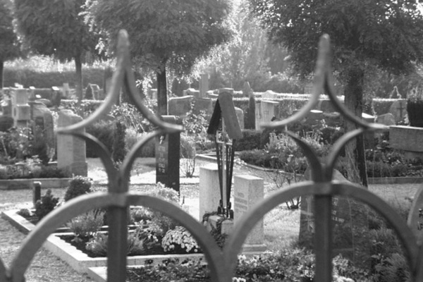 Gr&auml;ber Friedhof Denzlingen, Foto schwarz-wei&szlig;
