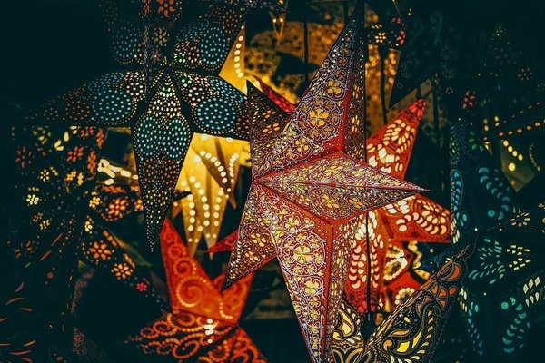 bunt leuchtende Weihnachtssternlaternen bunt leuchtende Weihnachtssternlaternen