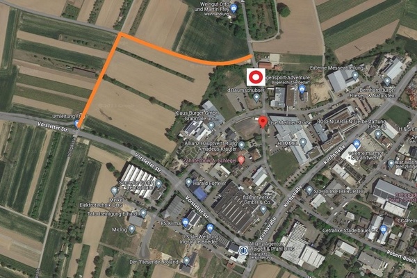 Satellitenaufnahme, Gebäude, Wege und Grünflächen von oben, Umleitung in Orange Satellitenaufnahme, Gebäude, Wege und Grünflächen von oben, Umleitung in Orange