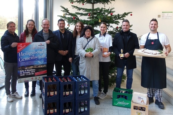 Initiator und Sponsoren von Heiligabend in Gemeindschaft vor dem Christbaum im Denzlinger Rathausfoyer Initiator und Sponsoren von Heiligabend in Gemeindschaft vor dem Christbaum im Denzlinger Rathausfoyer