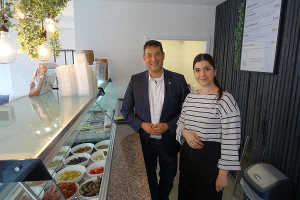 Bürgermeister Markus Hollemann und Inhaberin Elif Yasin bei Arôme Feinkost in der Rosenstraße in Denzlingen Bürgermeister Markus Hollemann und Inhaberin Elif Yasin bei Arôme Feinkost in der Rosenstraße in Denzlingen