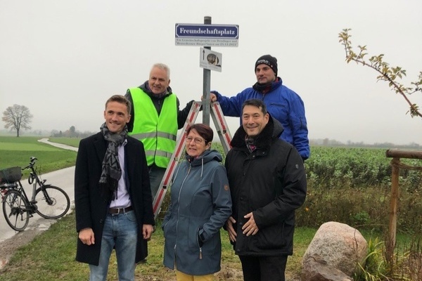 BM Raphael Walz (Heuweiler), Jochen Kreher (Naturfreunde Heuweiler), Kordula Pfeifer (BUND Ortsgruppe Denzlingen/Reute), BM Markus Hollemann (Denzlingen), Frank Schwer (Naturfreunde Heuweiler) bei der Einweihung des Freundschaftsplatzes. BM Raphael Walz (Heuweiler), Jochen Kreher (Naturfreunde Heuweiler), Kordula Pfeifer (BUND Ortsgruppe Denzlingen/Reute), BM Markus Hollemann (Denzlingen), Frank Schwer (Naturfreunde Heuweiler) bei der Einweihung des Freundschaftsplatzes.