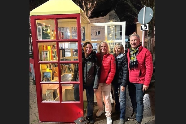 Die ehrenamtlichen Bücherpatinnen und -paten an der frisch renovierten Büchertelefonzelle in der Hauptstraße: (von links) Kristina Bachteler, Brigitte Kürzinger, Elsbeth Nöthling und Armin Löffler. Foto: Gemeinde Denzlingen Die ehrenamtlichen Bücherpatinnen und -paten an der frisch renovierten Büchertelefonzelle in der Hauptstraße: (von links) Kristina Bachteler, Brigitte Kürzinger, Elsbeth Nöthling und Armin Löffler. Foto: Gemeinde Denzlingen