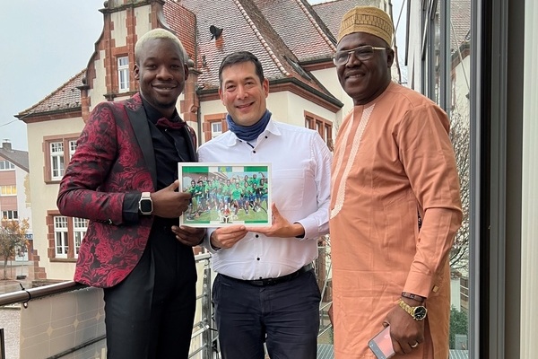 Christian Onuchukwu, Bürgermeister Markus Hollemann und Darlington Onuchukwu (Vater von Christian O.) auf dem Denzlinger Rathausbalkon. Foto: Melanie Lackner, Gemeinde Denzlingen Christian Onuchukwu, Bürgermeister Markus Hollemann und Darlington Onuchukwu (Vater von Christian O.) auf dem Denzlinger Rathausbalkon. Foto: Melanie Lackner, Gemeinde Denzlingen