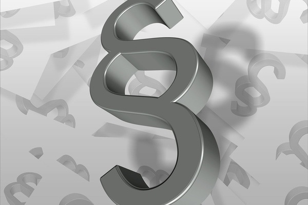 verschiedene, graue Paragraphenzeichen auf wei&szlig;em Hintergrund