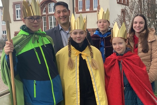 Die Sternsinger mit B&uuml;rgermeister Markus Hollemann im Denzlinger Rathaus. Foto: Gemeinde Denzlingen.