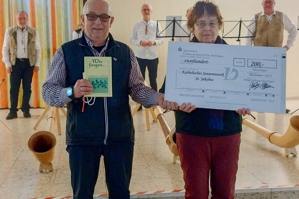 Irmgard Meiners-Schuth (rechts) überreicht die Spende der Bürgerstiftung Denzlingen an Dieter Möchel (links), Vertreter des Katholischen Seniorenwerks St. Jakobus. 