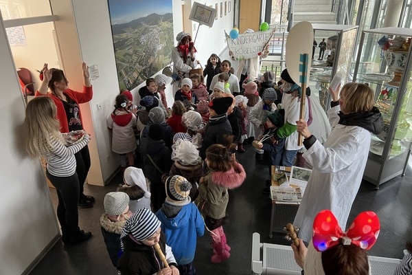 Rund 35 Hemdglunker aus dem Kindergarten Fröbelstraße auf ihrem Umzug durch das Denzlinger Rathaus. Foto: Melanie Lackner, Gemeinde Denzlingen Rund 35 Hemdglunker aus dem Kindergarten Fröbelstraße auf ihrem Umzug durch das Denzlinger Rathaus. Foto: Melanie Lackner, Gemeinde Denzlingen