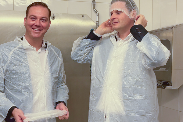 Die Bundestagsabgeordneten der CDU Felix Schreiner (links) und Yannick Bury (rechts) zu Gast bei der Metzgerei Linder in Denzlingen Die Bundestagsabgeordneten der CDU Felix Schreiner (links) und Yannick Bury (rechts) zu Gast bei der Metzgerei Linder in Denzlingen