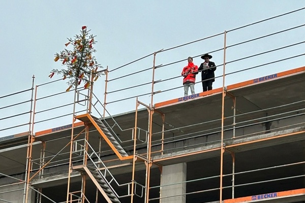 Der Zimmermann verk&uuml;ndet den Richtspruch. Foto: Gemeinde Denzlingen