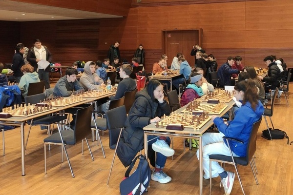 Sch&uuml;lerinnen und Sch&uuml;ler an den Schachbrettern im Kultur & B&uuml;rgerhaus Denzlingen