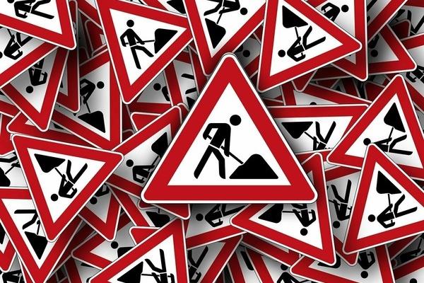 Baustellenverkehrsschilder, rot umrahmte Dreiecke und eine schwarze Figur auf weißem Grund Baustellenverkehrsschilder, rot umrahmte Dreiecke und eine schwarze Figur auf weißem Grund