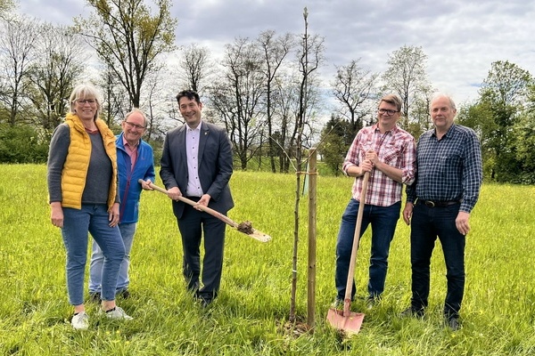 Agroforstpflanzungen in Denzlingen. V.l.: Gemeinderätin Silke Höfflin, Gemeinderat Willi Kieninger, Bürgermeister Markus Hollemann, Waldökologe Dr. Patrick Pyttel, Bio Landwirt und Vorsitzender des BLHV-Ortsverbands Denzlingen Christoph Höfflin Agroforstpflanzungen in Denzlingen. V.l.: Gemeinderätin Silke Höfflin, Gemeinderat Willi Kieninger, Bürgermeister Markus Hollemann, Waldökologe Dr. Patrick Pyttel, Bio Landwirt und Vorsitzender des BLHV-Ortsverbands Denzlingen Christoph Höfflin
