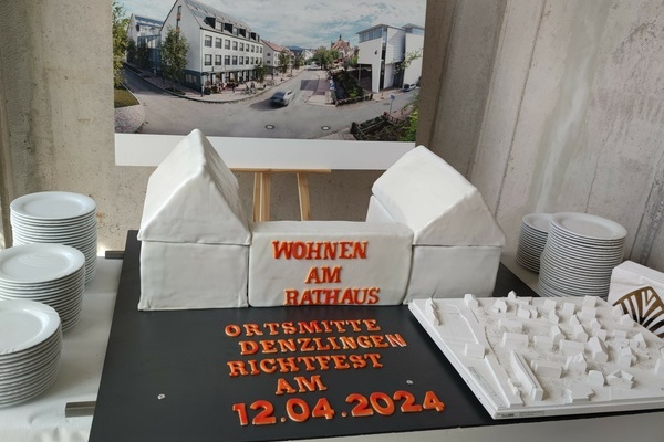 Kuchen zum Richtfest "Wohnen am Rathaus" - Foto: Gemeinde Denzlingen Kuchen zum Richtfest "Wohnen am Rathaus" - Foto: Gemeinde Denzlingen