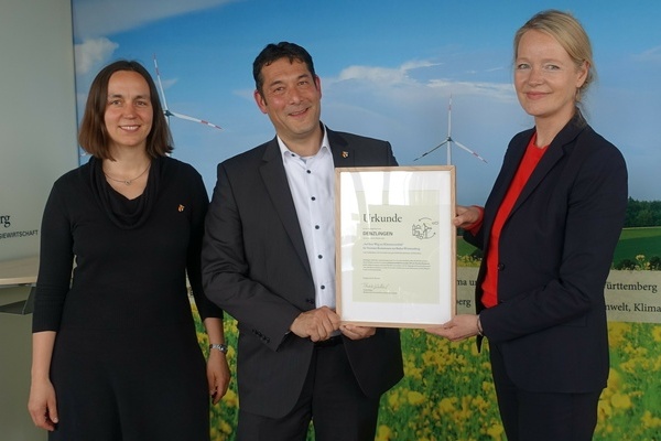 Preisverleihung des Förderwettbewerbs v.l. Diana Sträuber, Markus Hollemann, Thekla Walker. Foto: Melanie Lackner Preisverleihung des Förderwettbewerbs v.l. Diana Sträuber, Markus Hollemann, Thekla Walker. Foto: Melanie Lackner