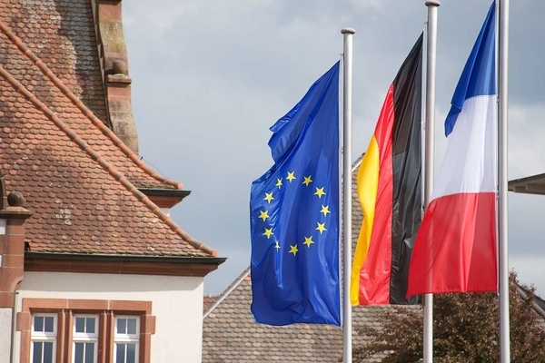 Ansicht  Dach  Altes Rathaus  und Flaggen von Europa, Deutschland und Frankreich - auf dem Foto wei&szlig;e AufschriftEuropa- und Kommunalwahlen am 09.06.2024