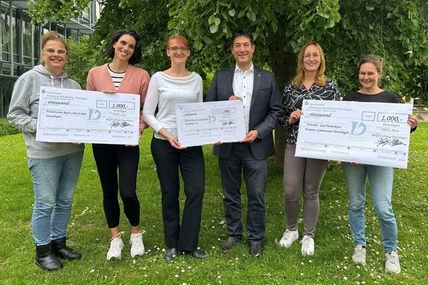 Bürgermeister Markus Hollemann übergibt im Auftrag der Bürgerstiftung Denzlingen die Spenden an die drei Schulfördervereine. Foto: Gemeinde Denzlingen Bürgermeister Markus Hollemann übergibt im Auftrag der Bürgerstiftung Denzlingen die Spenden an die drei Schulfördervereine. Foto: Gemeinde Denzlingen
