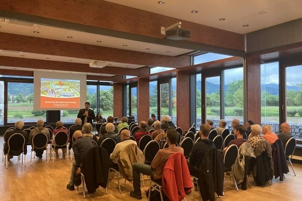 Teilnehmer bei Vortrag von B&uuml;rgermeister Hollemann