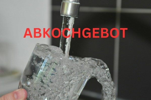 Aus Wasserhahn fließt Wasser in ein Trinkglas Aus Wasserhahn fließt Wasser in ein Trinkglas