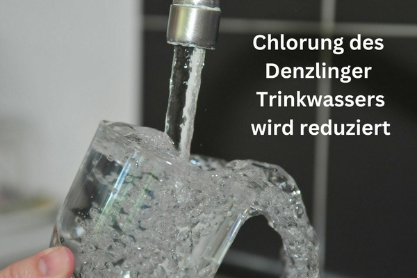 Aus dem Wasserhahn fließt Wasser in ein Glas. Weiße Schrift auf dunklem Untergrund Aus dem Wasserhahn fließt Wasser in ein Glas. Weiße Schrift auf dunklem Untergrund