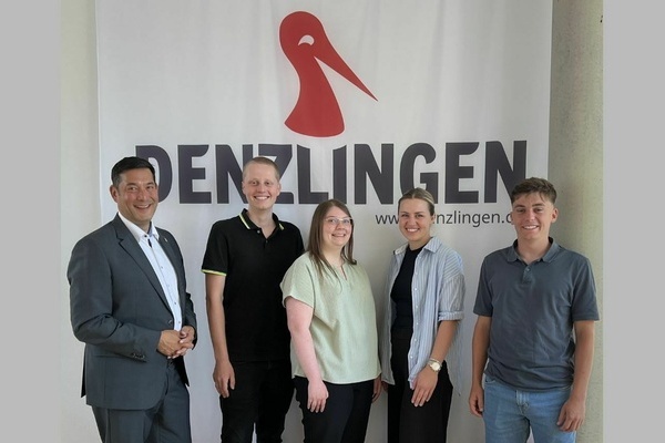 Bürgermeister und Verbandsvorsitzender Markus Hollemann (links) gratuliert den vier Prüfungsabsolventen des GVV Denzlingen, Vörstetten, Reute (v.r.) Marvin Schindler, Matija-Maria Bilobrk, Pia Sutter und Sven Straubinger zum erfolgreichen Abschluss. Bürgermeister und Verbandsvorsitzender Markus Hollemann (links) gratuliert den vier Prüfungsabsolventen des GVV Denzlingen, Vörstetten, Reute (v.r.) Marvin Schindler, Matija-Maria Bilobrk, Pia Sutter und Sven Straubinger zum erfolgreichen Abschluss.