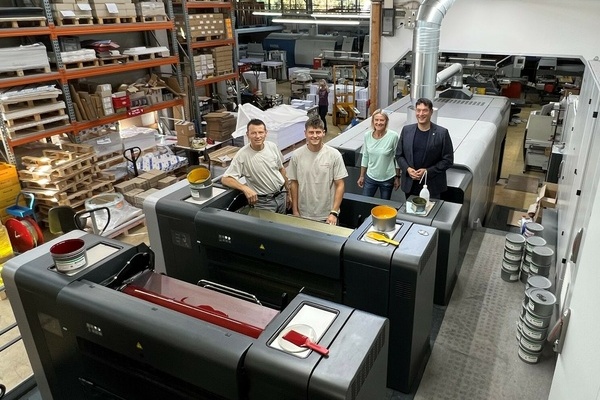 Bürgermeister Markus Hollemann (rechts) zu Besuch bei der Druckerei Furtwängler GmbH & Co. KG. (Von links) Reiner Furtwängler, Timo Furtwängler und Gabi Furtwängler präsentieren dem Rathauschef die im Frühjahr 2023 installierte Bogenoffset-Druckmaschine Bürgermeister Markus Hollemann (rechts) zu Besuch bei der Druckerei Furtwängler GmbH & Co. KG. (Von links) Reiner Furtwängler, Timo Furtwängler und Gabi Furtwängler präsentieren dem Rathauschef die im Frühjahr 2023 installierte Bogenoffset-Druckmaschine