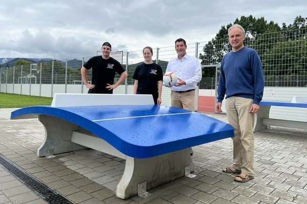 Zur Begutachtung des neuen Teqball-Spieltisches im Stadtpark trafen sich (v.l.) Pascal Gence (JGR, Abteilung Ortsgestaltung), Lara Eckerle (stv. JGR-Vorsitzende), B&uuml;rgermeister Markus Hollemann und Frank Adler (Jugendpflege Denzlingen). Foto: M.Lackner