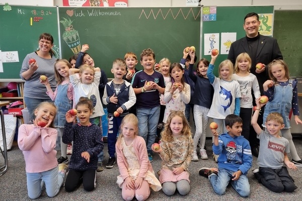 Die Sch&uuml;lerinnen und Sch&uuml;ler der Klasse 1a und ihre Klassenlehrerin Alexandra Hammermann freuten sich &uuml;ber den Besuch von B&uuml;rgermeister Markus Hollemann. Foto: Grundschule Denzlingen