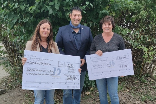 Katrin Walz (Leitung Kindergarten St. Josef, links) und Catrin B&uuml;hler (Leitung Kindergarten St. Franziskus, rechts) nahmen die Spenden der B&uuml;rgerstiftung, vertreten durch B&uuml;rgermeister Markus Hollemann (Mitte), entgegen. Foto: Gemeinde Denzlingen