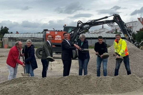 V.l. Gemeinderatsmitglieder Willi Kieninger u. Anna-Marie Tonojan, Markus Riesterer (BadenovaKONZEPT), Bürgermeister Markus Hollemann, Gemeinderätin Sabine Ohrt-Volkert, Nicolas Weber (Firma Gerber), Andreas Klümper (BIT Ing.). Foto: Gemeinde Denzlingen V.l. Gemeinderatsmitglieder Willi Kieninger u. Anna-Marie Tonojan, Markus Riesterer (BadenovaKONZEPT), Bürgermeister Markus Hollemann, Gemeinderätin Sabine Ohrt-Volkert, Nicolas Weber (Firma Gerber), Andreas Klümper (BIT Ing.). Foto: Gemeinde Denzlingen