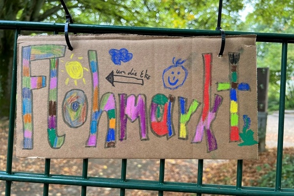 Ein liebevoll gestalteter Wegweiser zu einem der vielen Stände des ersten Dorfflohmarkts in Denzlingen. Foto: Melanie Lackner, Gemeinde Denzlingen Ein liebevoll gestalteter Wegweiser zu einem der vielen Stände des ersten Dorfflohmarkts in Denzlingen. Foto: Melanie Lackner, Gemeinde Denzlingen