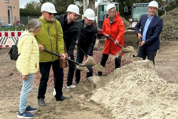 Spatenstich f&uuml;r die neue Fl&uuml;chtlingsunterkunft in der Eisenbahnstra&szlig;e in Denzlingen. V. l. E. Behnke (Gemeinder&auml;tin), B. Baumgartner (Vorstand Freundeskreis Asyl), L. Zoske (Projektleiter, Gemeinde Denzlingen), H. Messinger (Partner AG), BM Hollemann