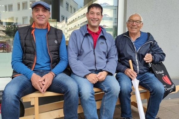Bürgermeister Markus Hollemann mit Bürgern auf dem Schwätzbänkle Bürgermeister Markus Hollemann mit Bürgern auf dem Schwätzbänkle