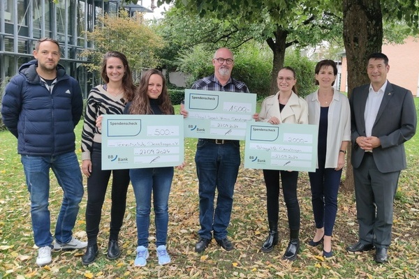 Vertreter von drei Denzlinger Vereinen nahmen kürzlich beim Denzlinger Rathaus unter Beisein von Bürgermeister Markus Hollemann Spenden der BBBank entgegen. Foto: Gemeinde Denzlingen Vertreter von drei Denzlinger Vereinen nahmen kürzlich beim Denzlinger Rathaus unter Beisein von Bürgermeister Markus Hollemann Spenden der BBBank entgegen. Foto: Gemeinde Denzlingen
